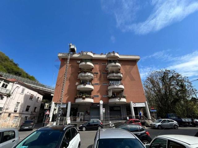 Locale Commerciale in affitto a Fratte, Salerno