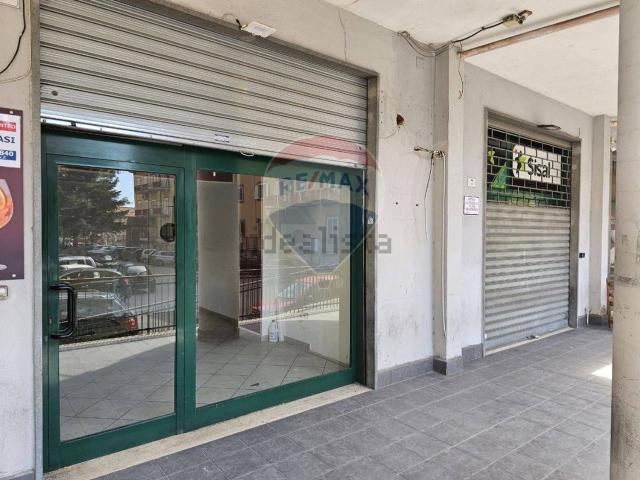 Locale Commerciale in affitto a Salerno, Fratte