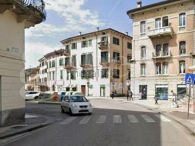 Locale Commerciale in affitto a Centro storico, Brenzone