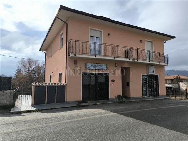 Locale Commerciale in affitto a Tornimparte, Abruzzo