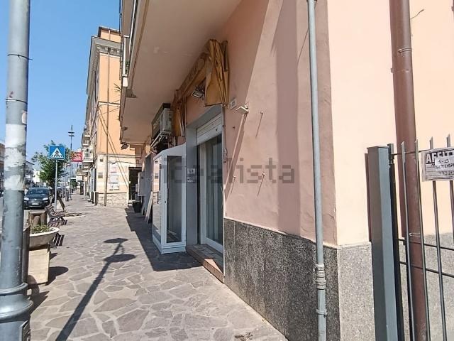 Locale Commerciale in affitto a Scauri, Minturno