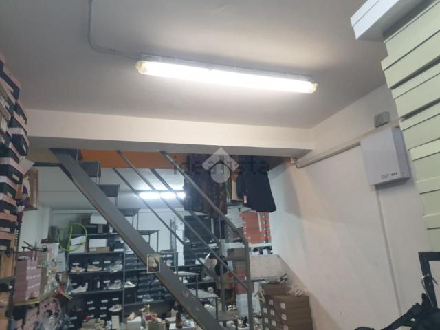 Locale Commerciale in affitto a Municipio Roma VIII, Roma Capitale