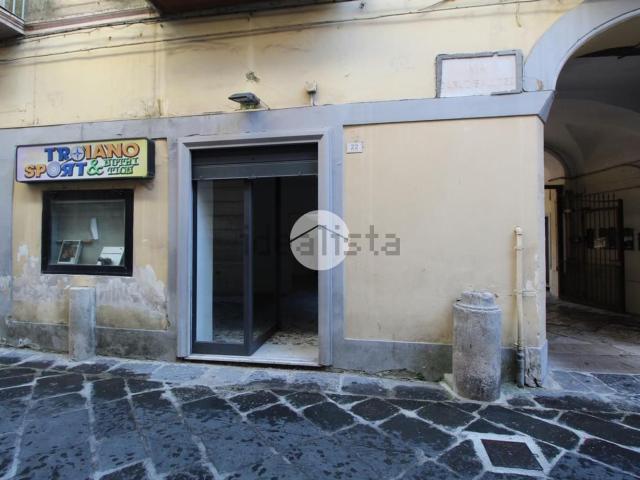 Locale Commerciale in affitto a Sant'Andrea dei Lagni, Santa Maria Capua