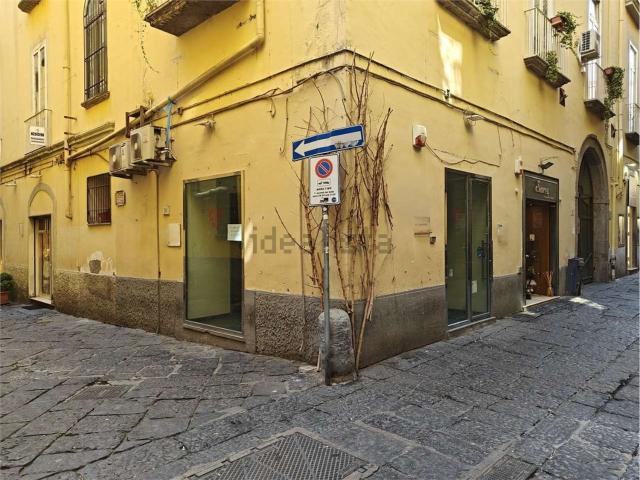 Locale Commerciale in affitto a Municipalità 1, Campania