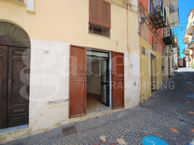 Locale Commerciale in affitto a Monte Di Procida, Campania