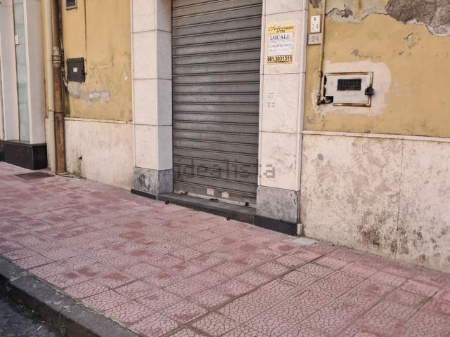 Locale Commerciale in affitto a Rione Bognar, Pozzuoli
