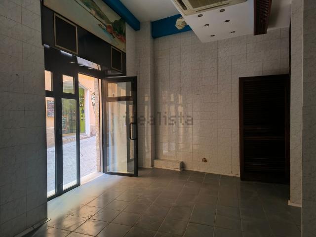 Locale Commerciale in affitto a Capodimonte, Marche