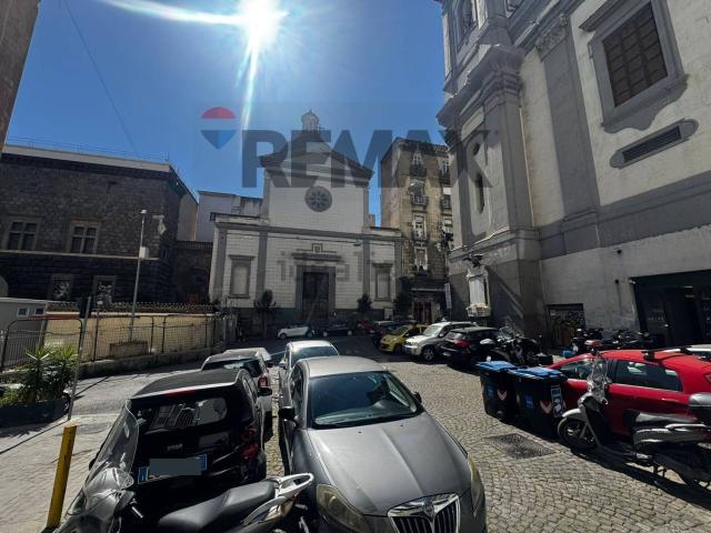 Locale Commerciale in affitto a Municipalità 2, Campania