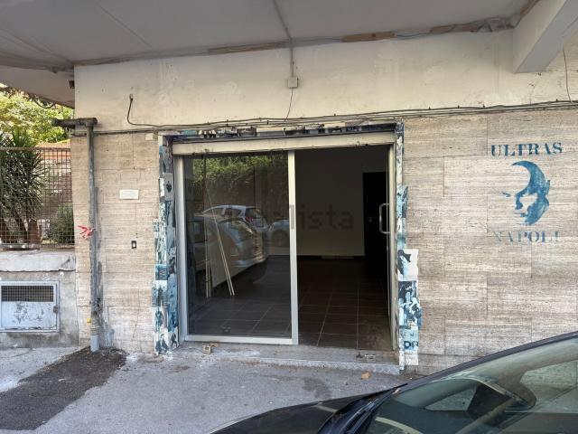 Locale Commerciale in affitto a Municipalità 5, Campania