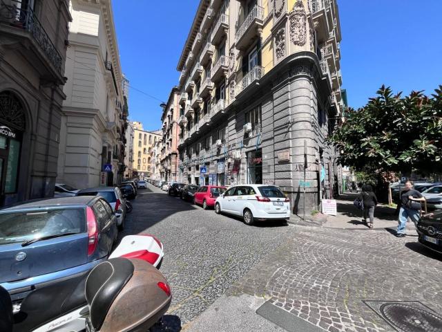 Locale Commerciale in affitto a Municipalità 2, Campania