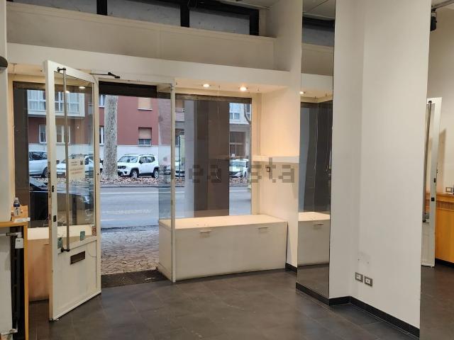 Locale Commerciale in affitto a Santo Stefano, Bologna
