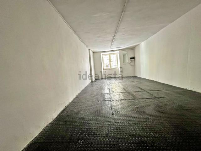 Locale Commerciale in affitto a Borgo San Lorenzo, Aversa