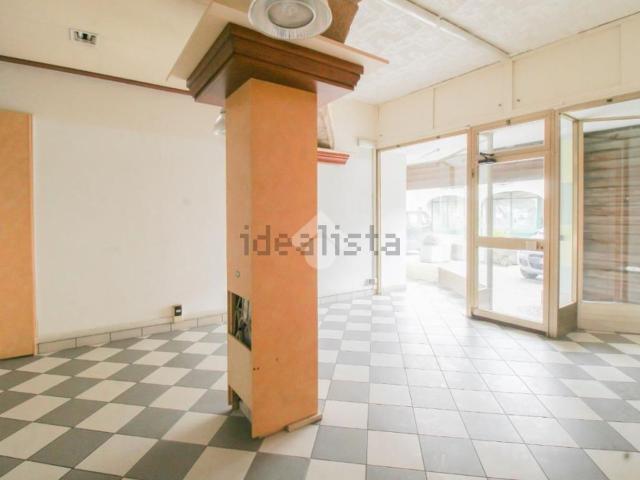 Locale Commerciale in affitto a Urago D'oglio, Lombardia