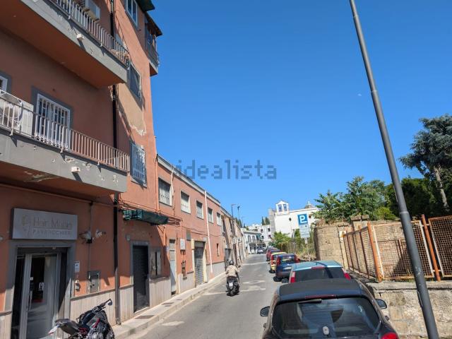 Locale Commerciale in affitto a Rione Bognar, Pozzuoli
