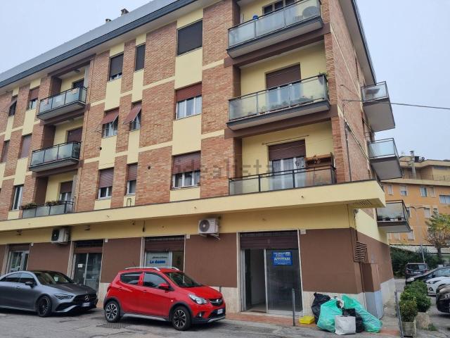 Locale Commerciale in affitto a Ponte San Giovanni, Cenerente