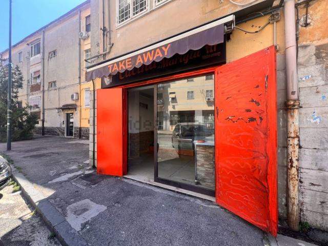 Locale Commerciale in affitto a Municipalità 10, Campania