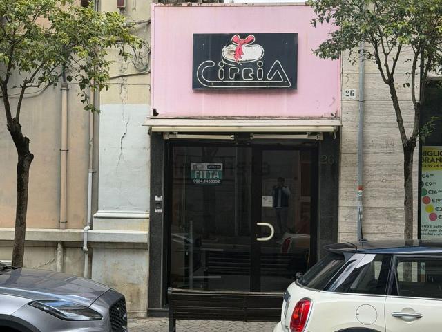 Locale Commerciale in affitto a Calabria, Cosenza