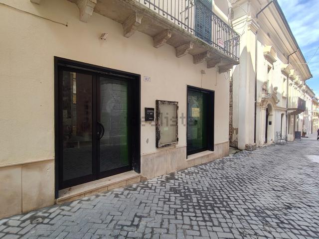 Locale Commerciale in affitto a Guardiagrele, Abruzzo