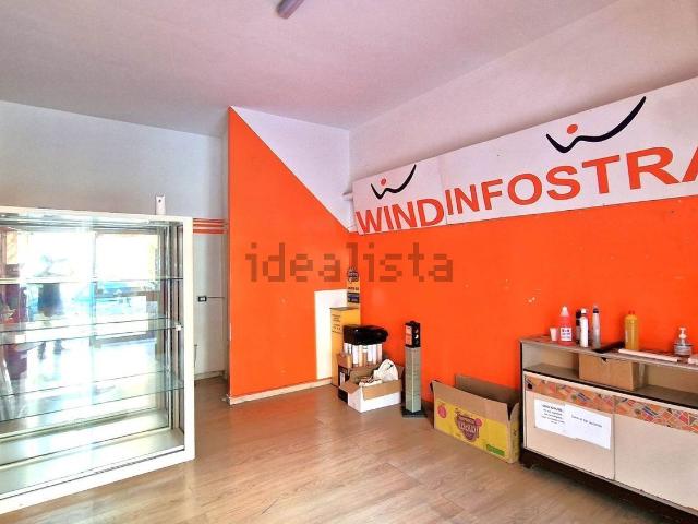 Locale Commerciale in affitto a Mondragone, Campania