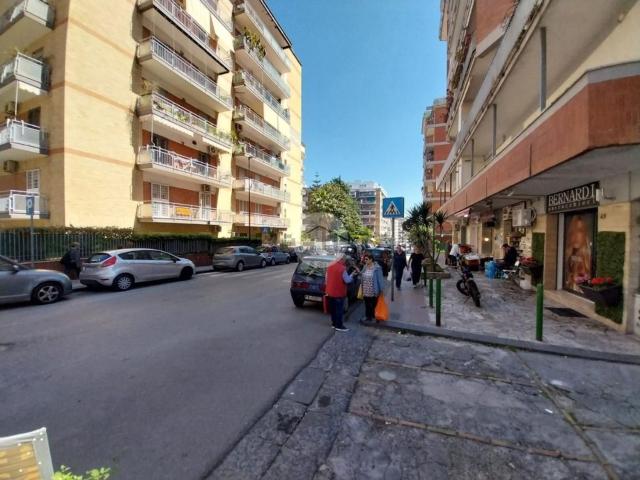 Locale Commerciale in affitto a Municipalità 3, Campania