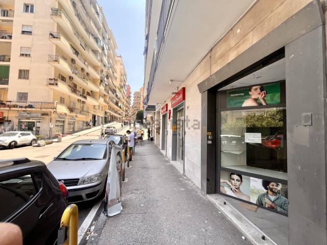 Locale Commerciale in affitto a Municipalità 5, Campania