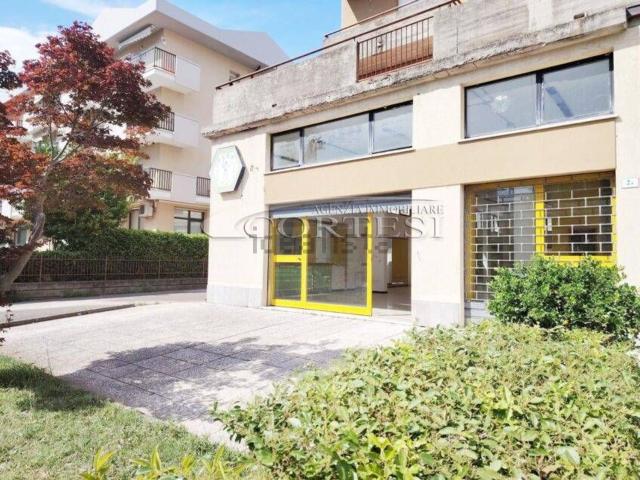 Locale Commerciale in affitto a Umbertide, Perugia