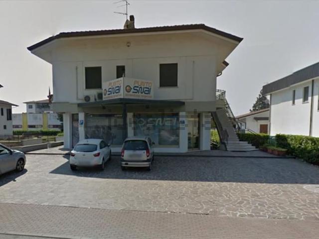 Locale Commerciale in affitto a Borgo Virgilio, Cerese