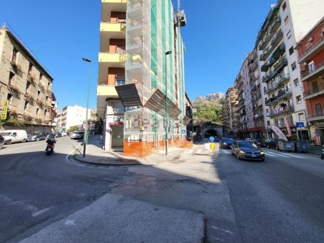 Locale Commerciale in affitto a Municipalità 10, Campania