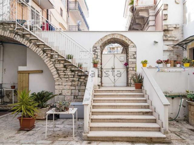 Locale Commerciale in affitto a Puglia, Bari