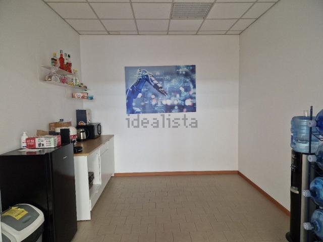 Locale Commerciale in affitto a Santa Croce, Re