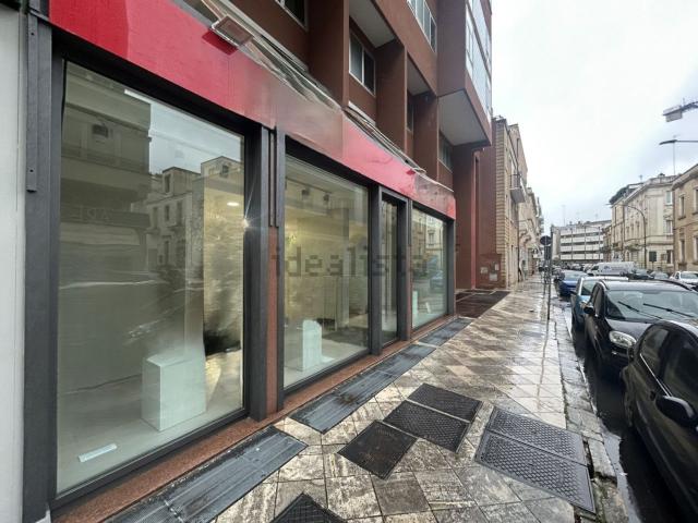 Locale Commerciale in affitto a Puglia, Lecce