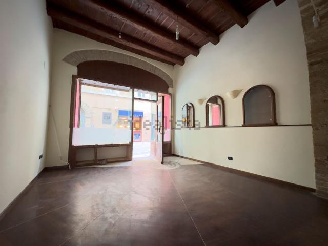 Locale Commerciale in affitto a Marche, Ancona