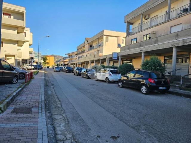 Locale Commerciale in affitto a Montesarchio, Campania