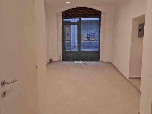 Locale Commerciale in affitto a San Francesco-Giardini Pubblici, Re