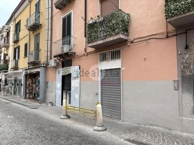 Locale Commerciale in affitto a Castellammare Di Stabia, Campania