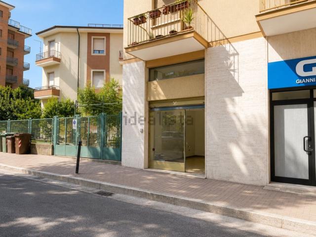 Locale Commerciale in affitto a Porta Maggiore, Marche