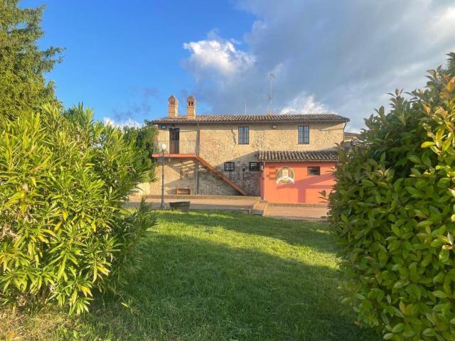 Locale Commerciale in affitto a Bevagna, Perugia