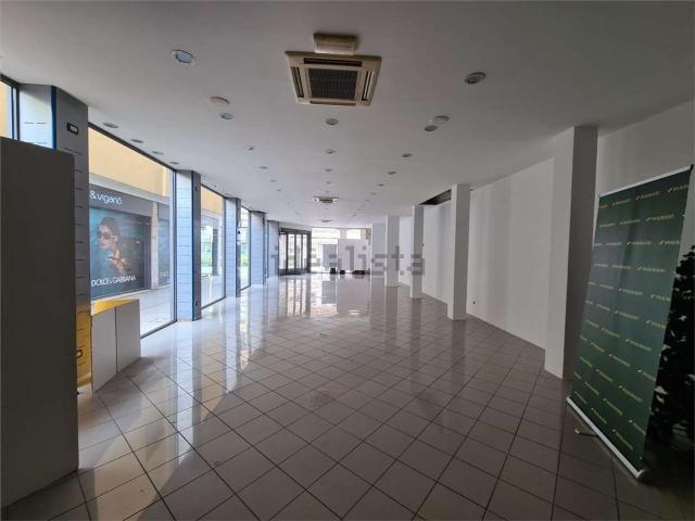 Locale Commerciale in affitto a Mestre-Carpenedo, Venezia