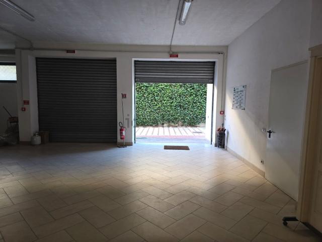 Locale Commerciale in affitto a Sant'antimo, Campania