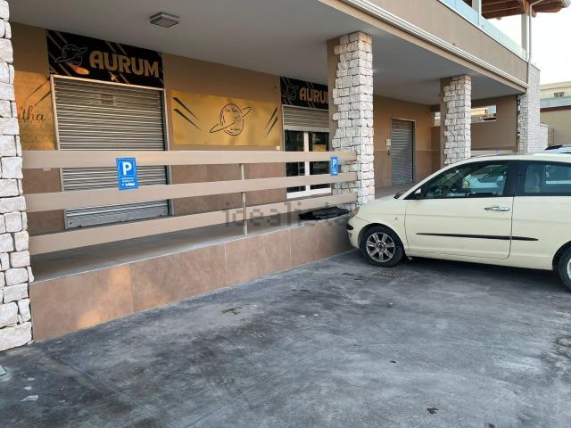 Locale Commerciale in affitto a San Cipriano D'aversa, Campania