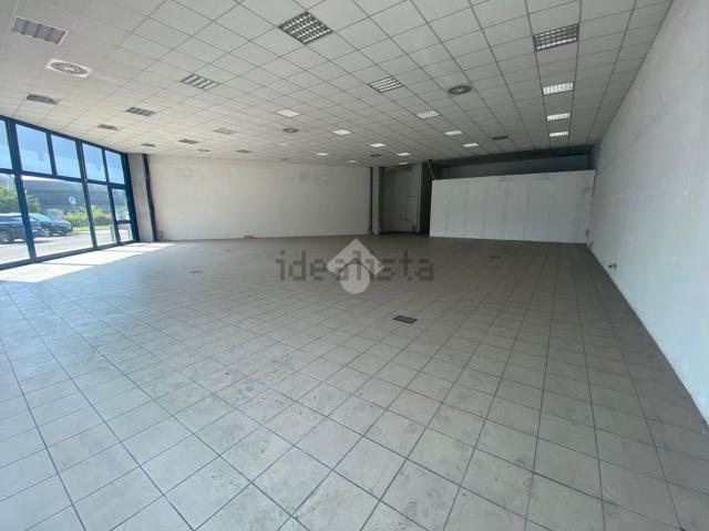 Locale Commerciale in affitto a Cavazzoli, Re