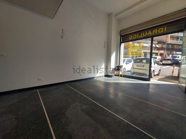 Locale Commerciale in affitto a Levante, Serra Riccò