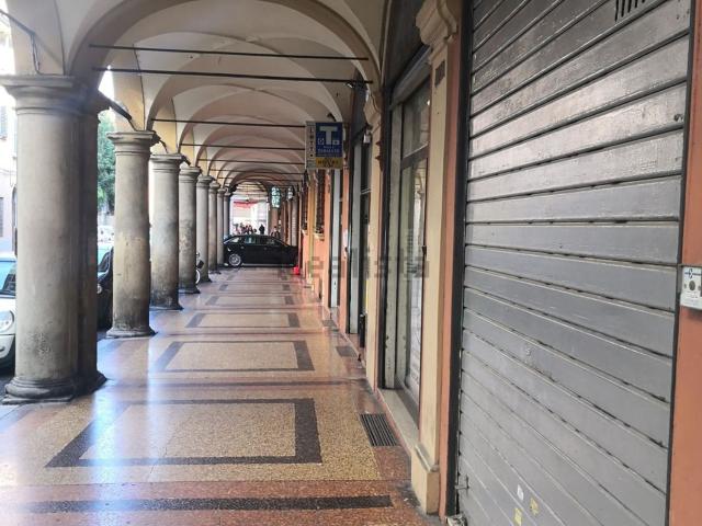 Locale Commerciale in affitto a Santo Stefano, Bologna