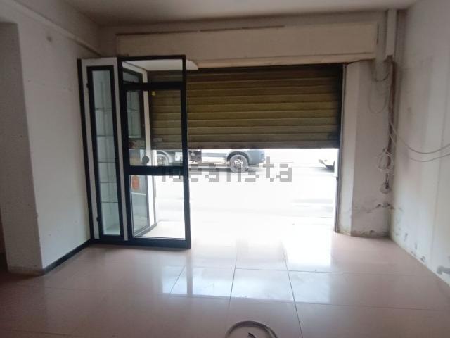 Locale Commerciale in affitto a Loreto, Marche