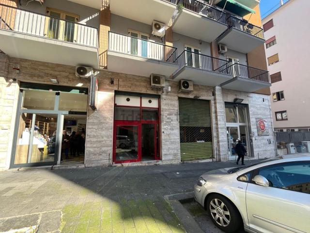 Locale Commerciale in affitto a Salerno, Campania