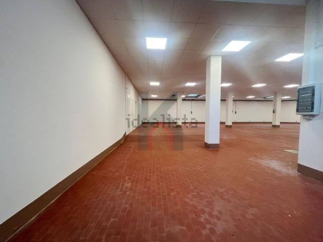 Locale Commerciale in affitto a Unione di Comuni della Romagna Forlivese, Quattro