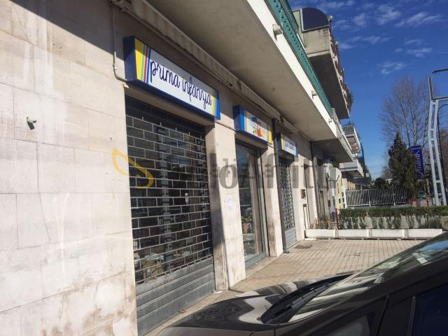 Locale Commerciale in affitto a Villa del Fuoco, Pescara