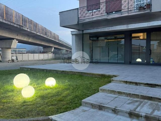 Locale Commerciale in affitto a Albano Sant'alessandro, Lombardia