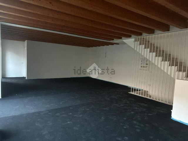 Locale Commerciale in affitto a Credaro, Lombardia