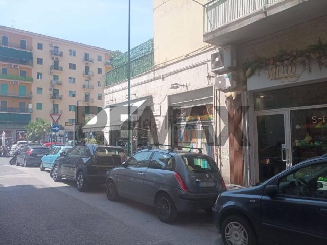 Locale Commerciale in affitto a Municipalità 10, Campania